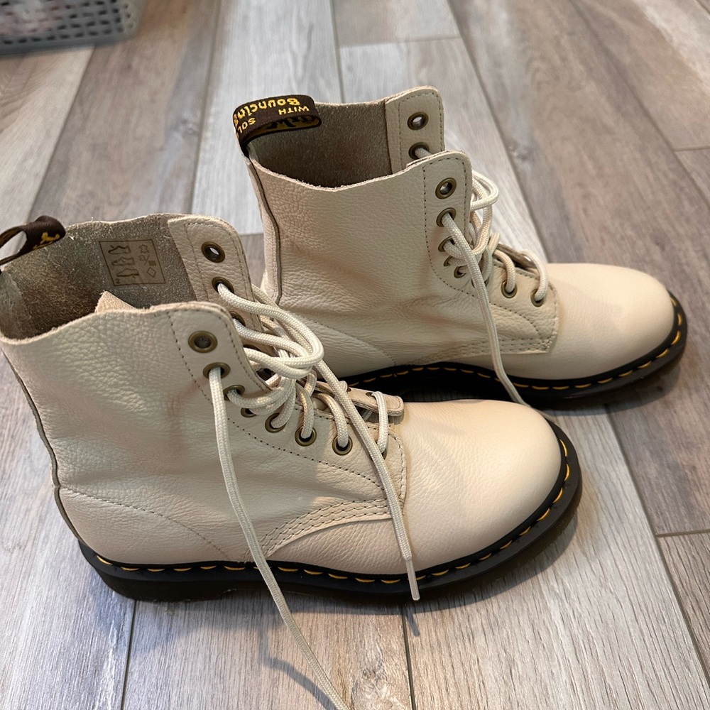 Dr. Martens Boots Sz 7 Docs - Picture 7 of 7